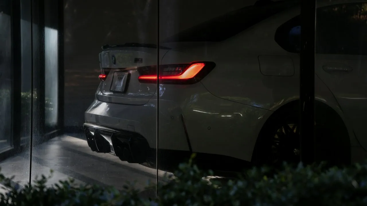 Cam bina önünde gece park etmiş BMW
