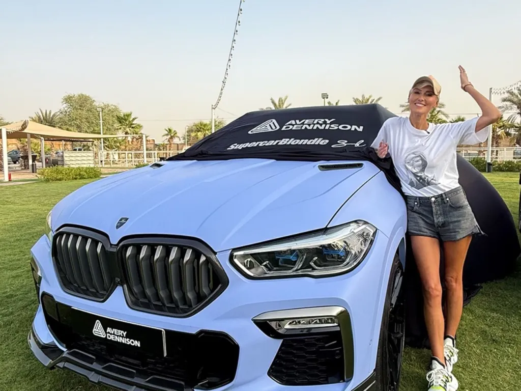 Supercar Blondie (Alex Hirschi), Matte Dreamline Blue renkli folyo ile kaplanmış BMW X6’nın tanıtımında