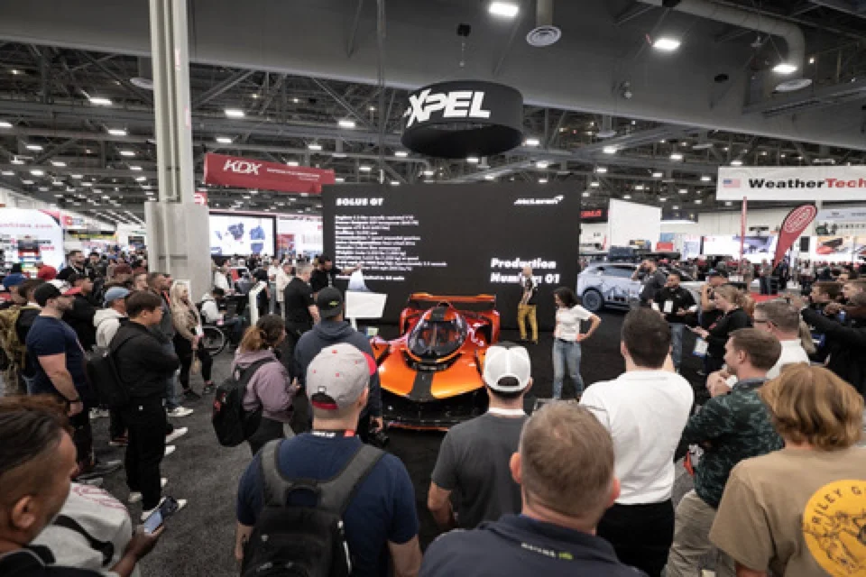 XPEL’in SEMA Show standında kalabalık ziyaretçi grubu