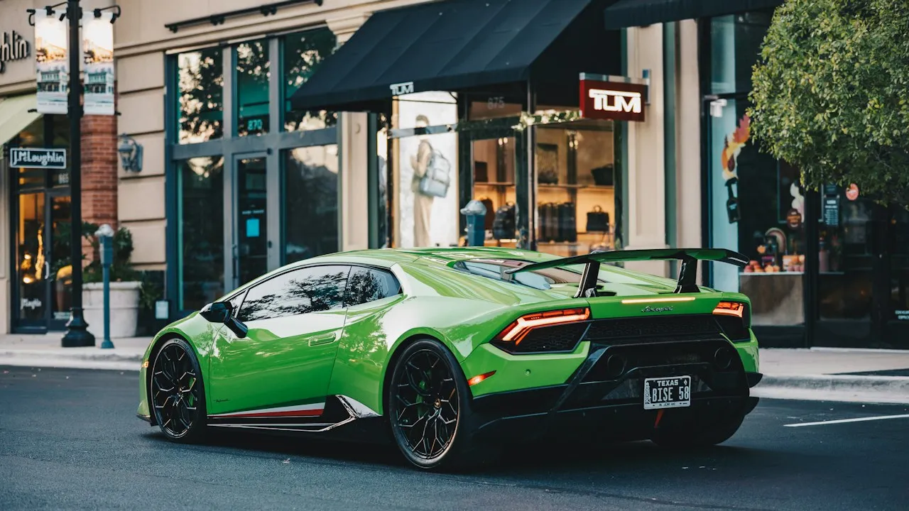 Yeşil Lamborghini Huracán Performante