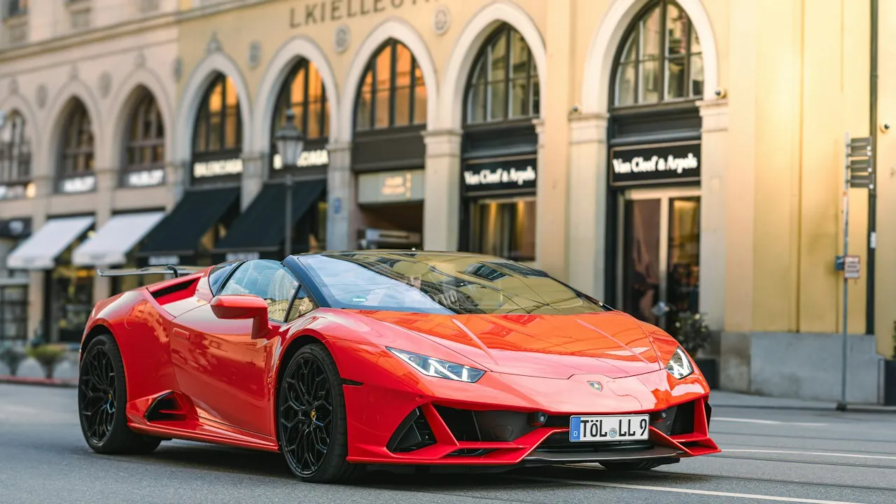 Şehir caddesinde kırmızı Lamborghini Huracán EVO Spyder