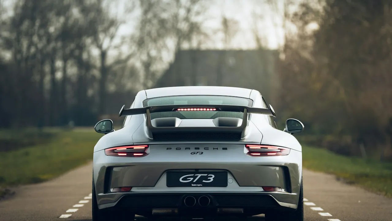 Porsche 911 GT3 arkadan görünüm